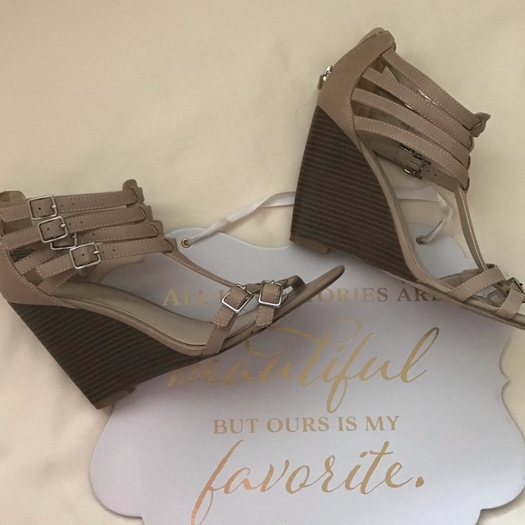Express Shoes - 🦋Express/ Tan Wedges Size 9